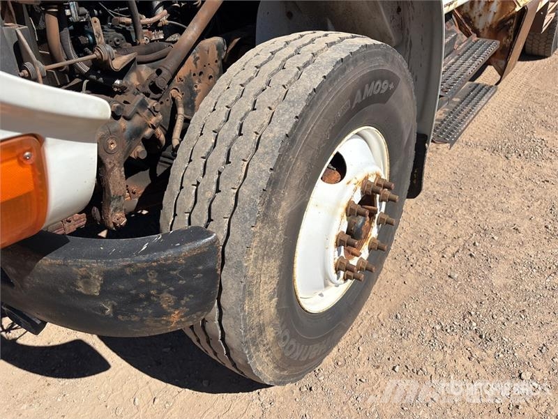 International 4900 Teherautóra szerelt emelők és állványok