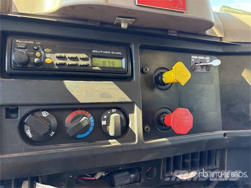 International 4900 Teherautóra szerelt emelők és állványok