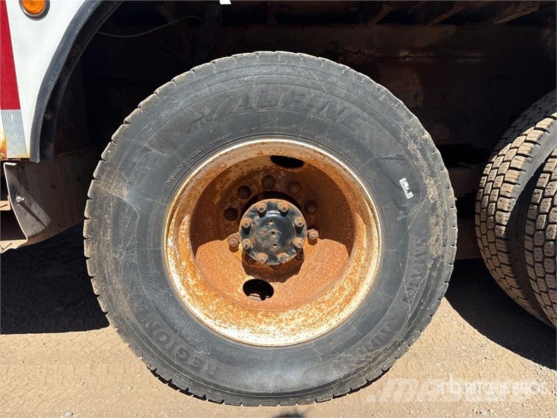 International 4900 Teherautóra szerelt emelők és állványok