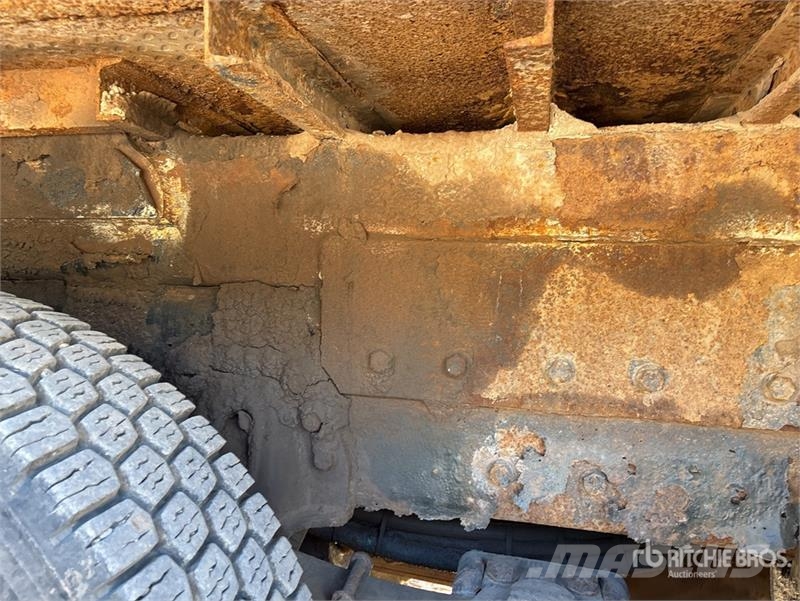 International 4900 Teherautóra szerelt emelők és állványok