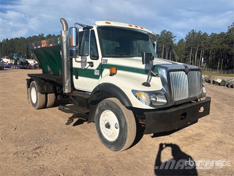 International 7400 Plogbilar