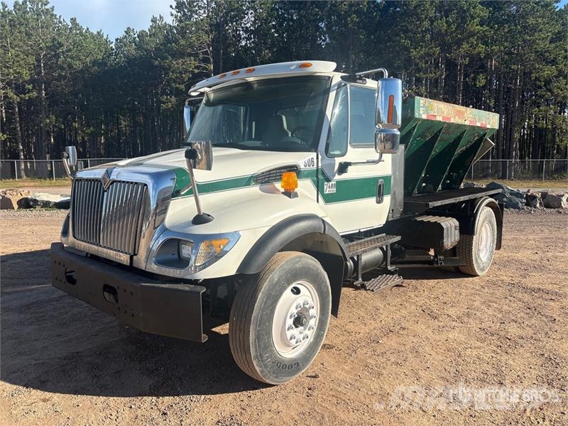 International 7400 Plogbilar
