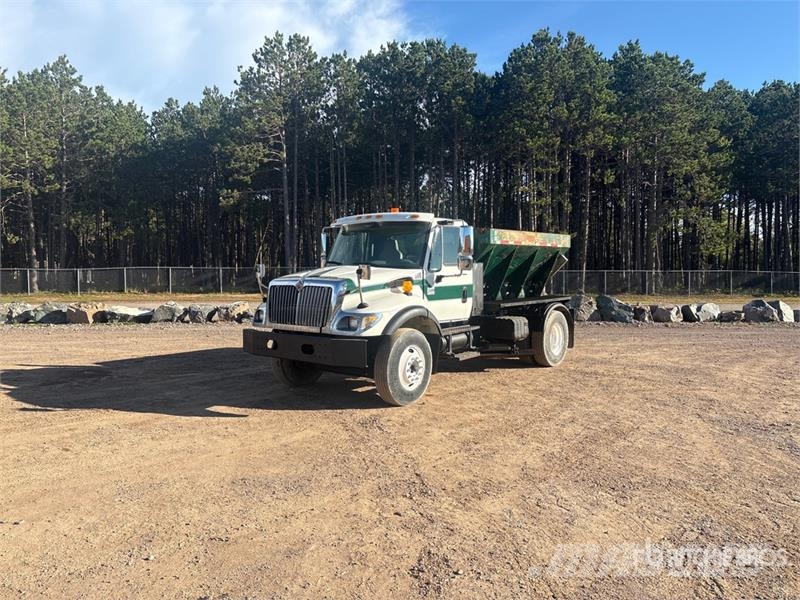 International 7400 Plogbilar