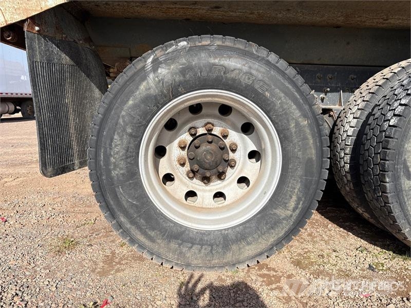 International 7500 Lastbiler med tip