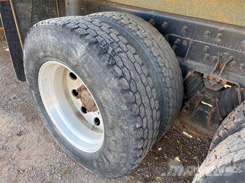 International 7500 Lastbiler med tip
