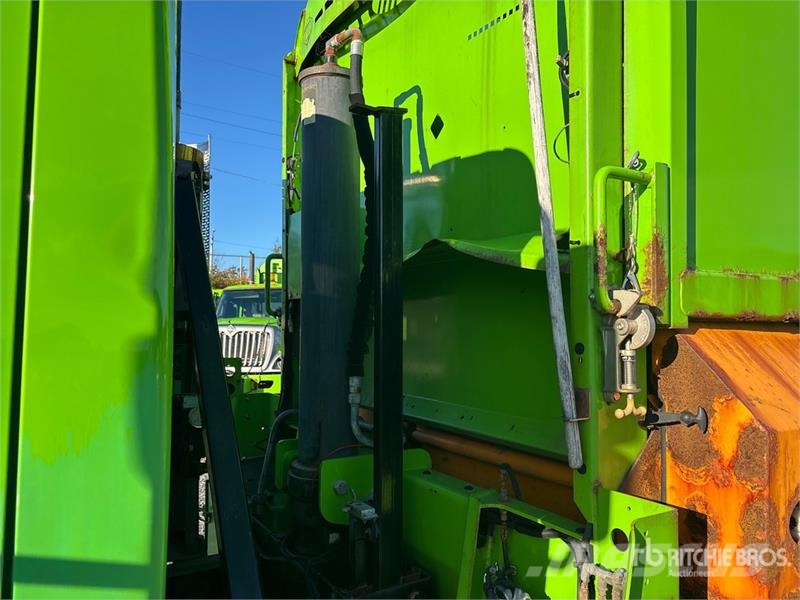 International 7500 Сміттєвози