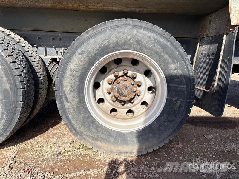 International 7500 Lastbiler med tip