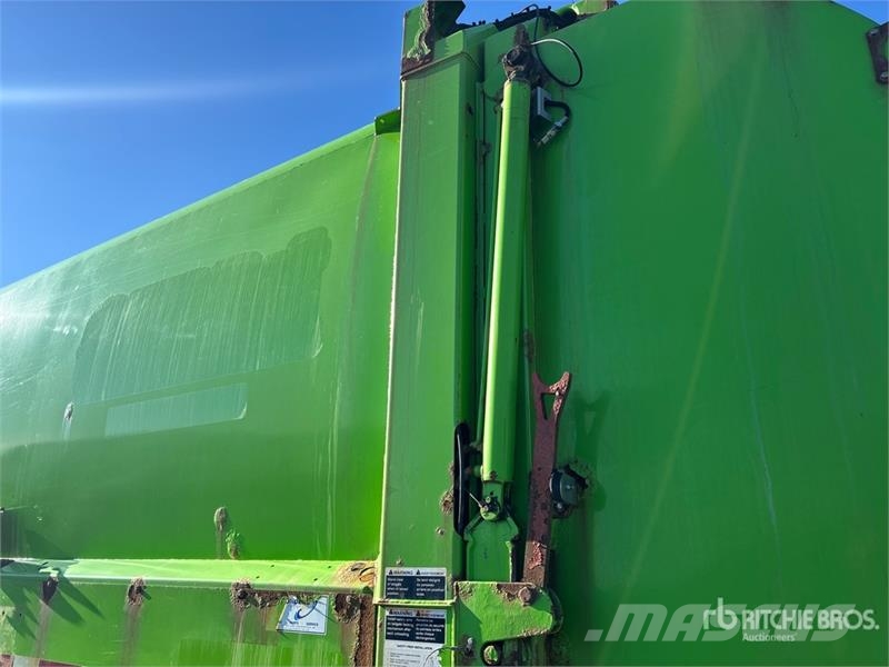 International 7500 Atkritumu izvešanas transports