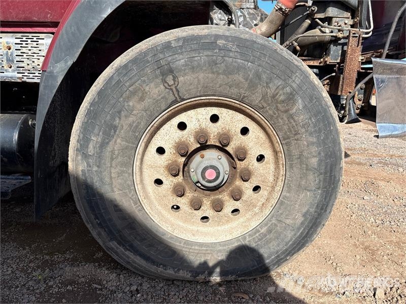 International 7500 Lastbiler med tip
