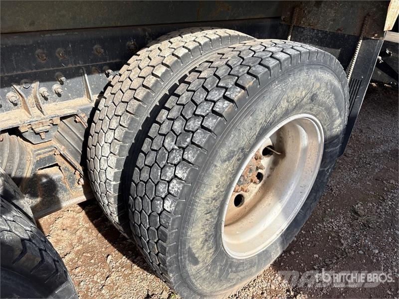 International 7500 Lastbiler med tip