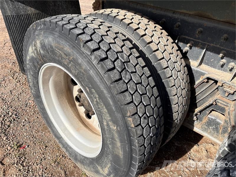 International 7500 Lastbiler med tip