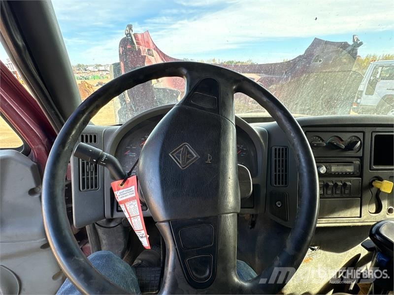 International 7500 Lastbiler med tip