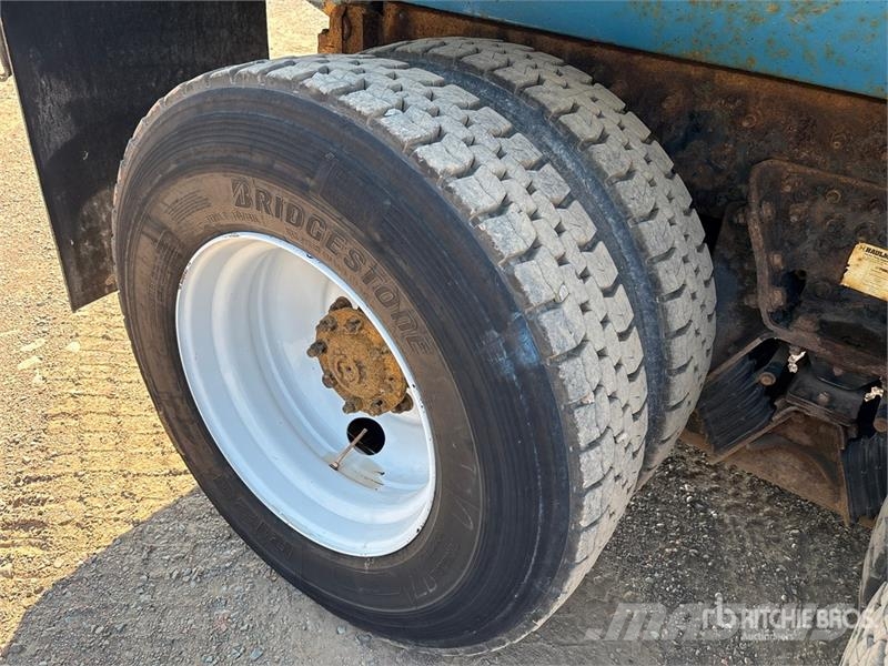 International 7600 شاحنات قلابة