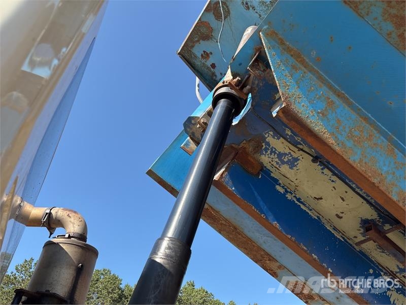 International 7600 شاحنات قلابة