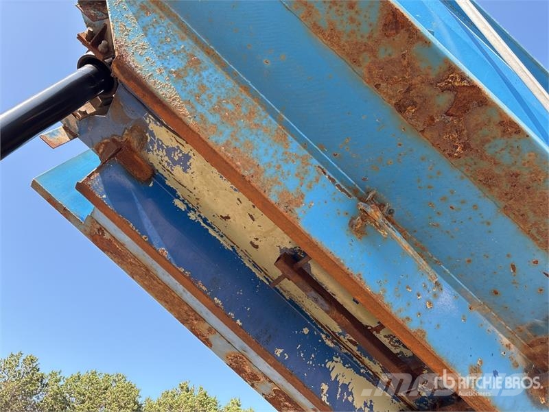 International 7600 شاحنات قلابة