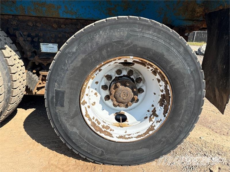 International 7600 شاحنات قلابة