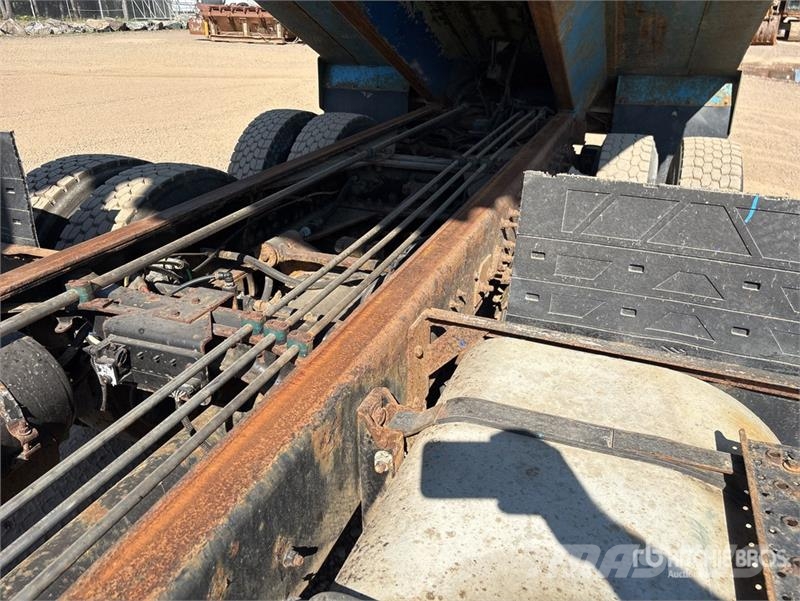 International 7600 شاحنات قلابة