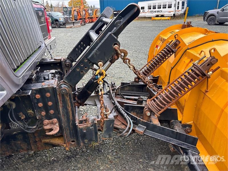 International HV607 4x2 Snow Plow Truck Комунальні автомобілі / автомобілі загального призначення