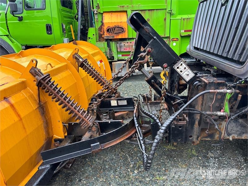 International HV607 4x2 Snow Plow Truck Комунальні автомобілі / автомобілі загального призначення