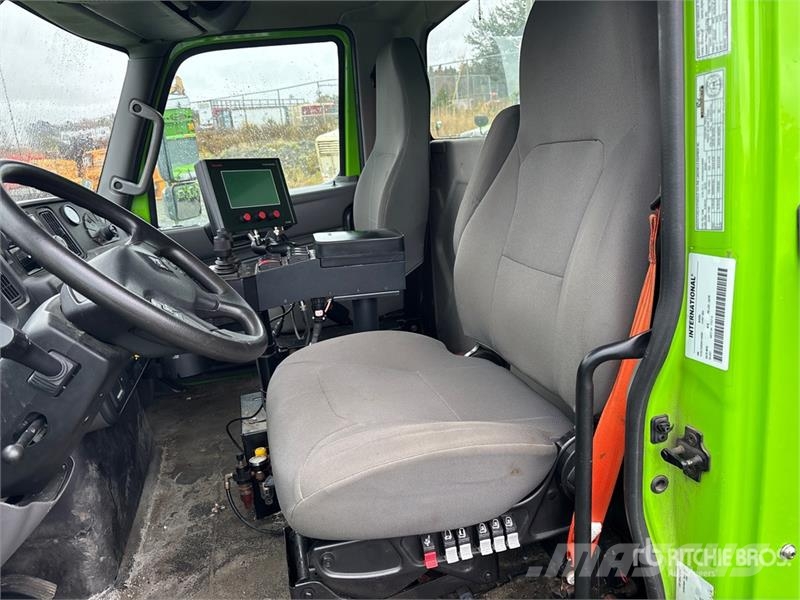 International HV607 4x2 Snow Plow Truck Комунальні автомобілі / автомобілі загального призначення