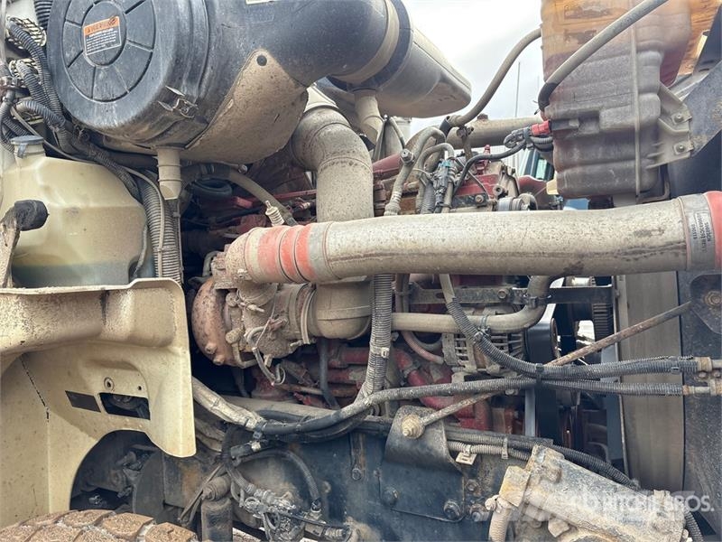 International HX620 Camion benne