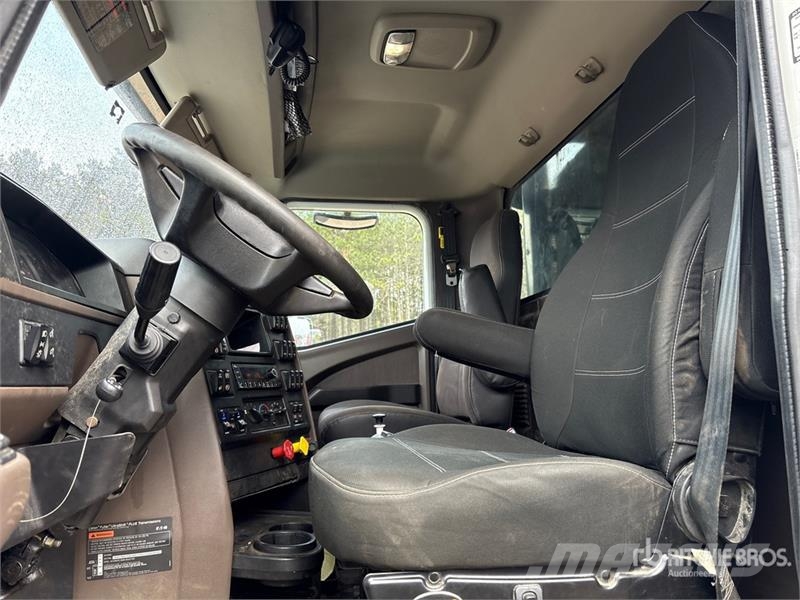 International HX620 Camion benne