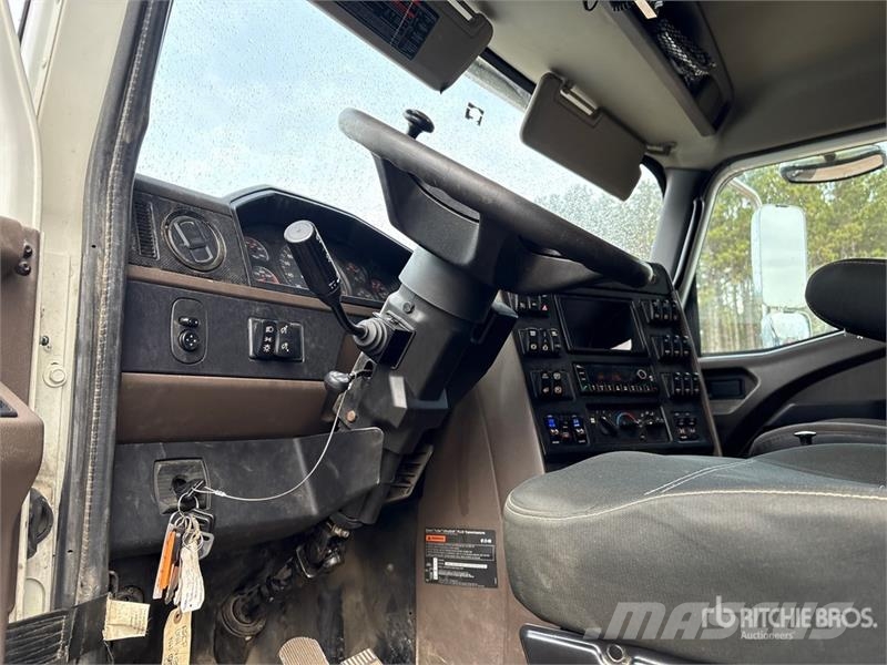 International HX620 Camion benne