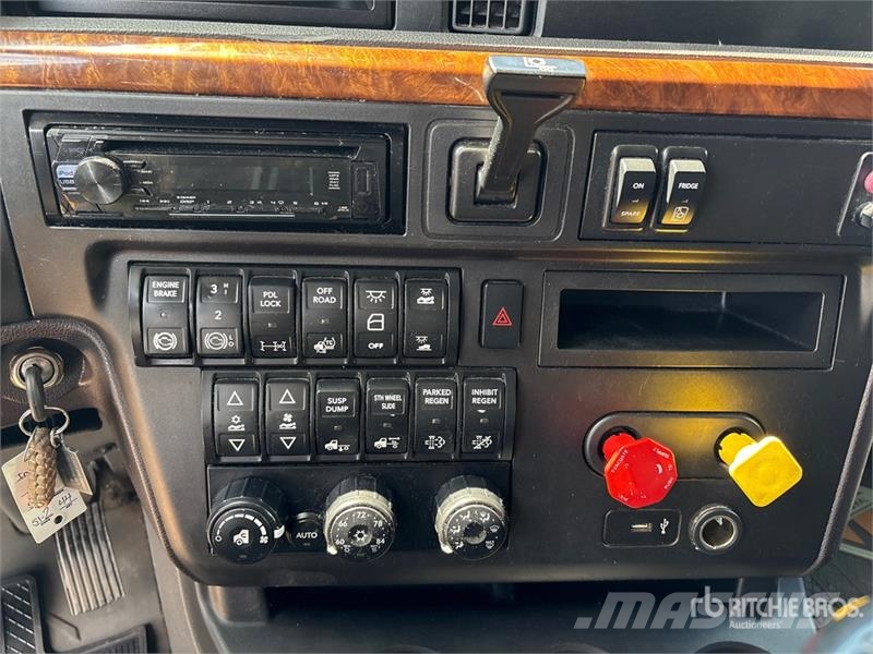 International LT625 Truck Tractor Units