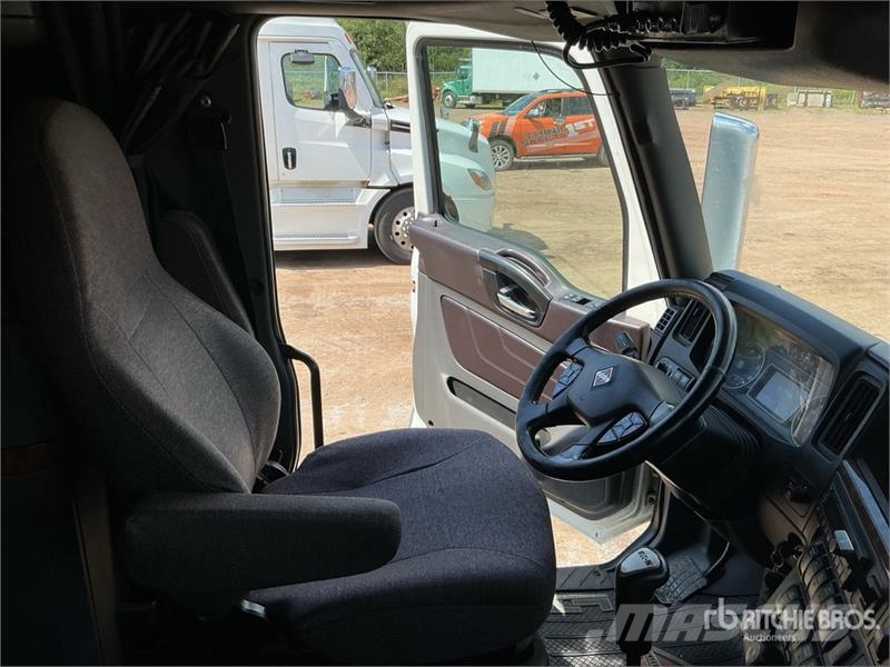 International LT625 Truck Tractor Units