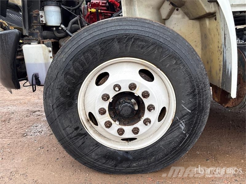 International MV607 6x4 Van Truck شاحنات ذات هيكل صندوقي