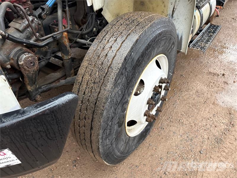 International MV607 6x4 Van Truck شاحنات ذات هيكل صندوقي