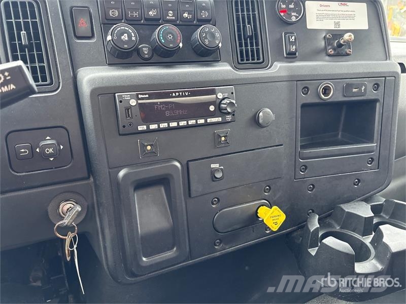 International MV607 6x4 Van Truck شاحنات ذات هيكل صندوقي