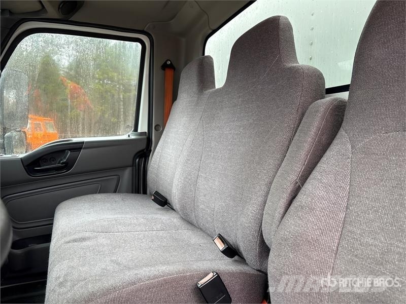 International MV607 6x4 Van Truck شاحنات ذات هيكل صندوقي