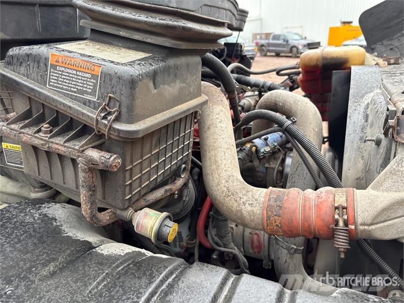 International MV607 6x4 Van Truck شاحنات ذات هيكل صندوقي