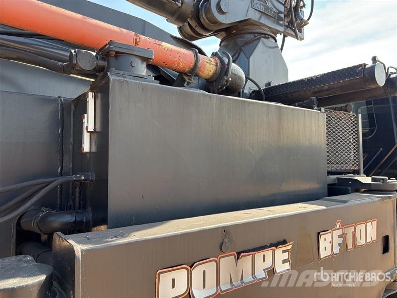 International on International 7600 SBA 8x4 Twin-Steer Concrete Автобетоновози