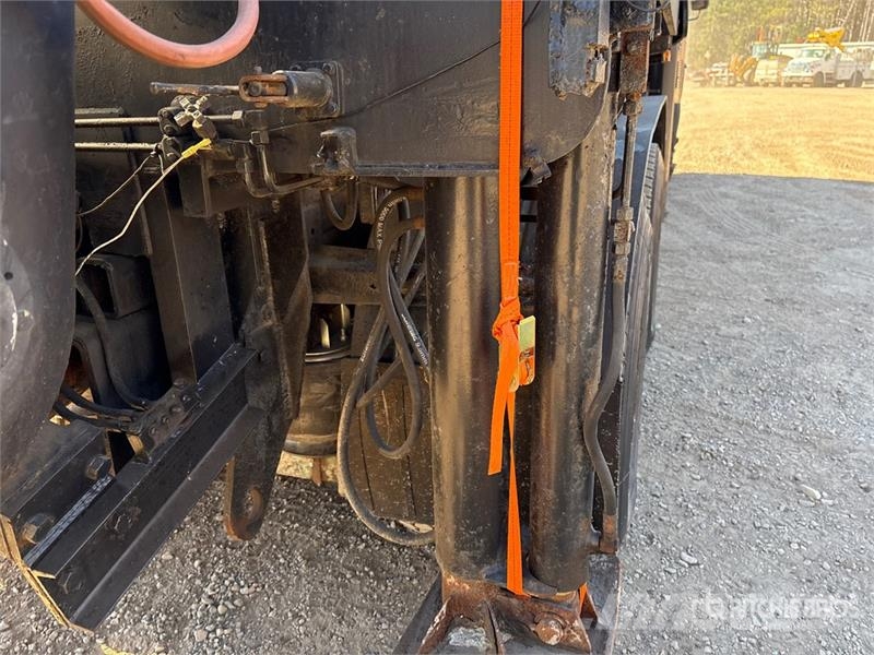 International on International 7600 SBA 8x4 Twin-Steer Concrete  Betonmixers en pompen