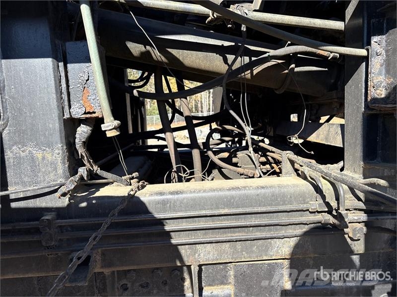 International on International 7600 SBA 8x4 Twin-Steer Concrete  Betonmixers en pompen