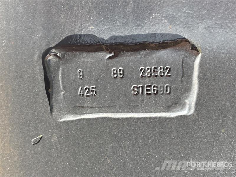 International on International 7600 SBA 8x4 Twin-Steer Concrete Автобетоновози