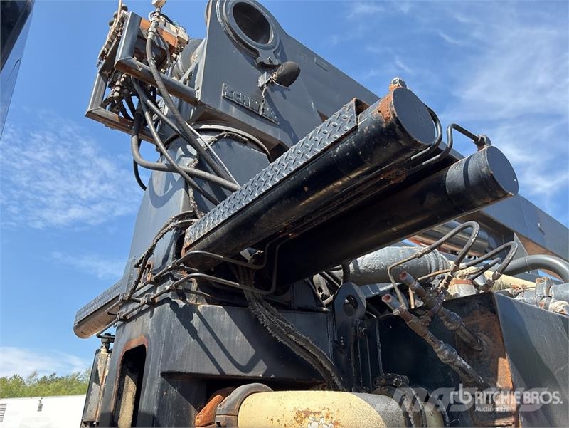 International on International 7600 SBA 8x4 Twin-Steer Concrete Автобетоновози