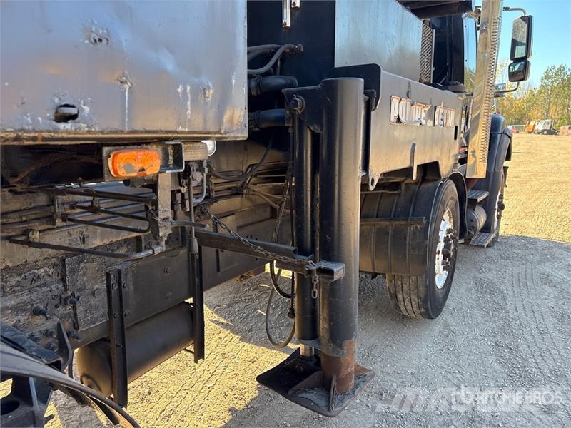 International on International 7600 SBA 8x4 Twin-Steer Concrete  Betonmixers en pompen