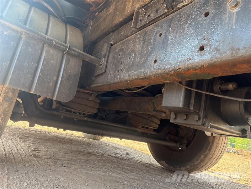 International on International 7600 SBA 8x4 Twin-Steer Concrete Автобетоновози