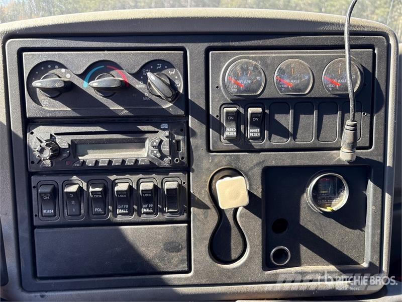 International on International 7600 SBA 8x4 Twin-Steer Concrete  Betonmixers en pompen