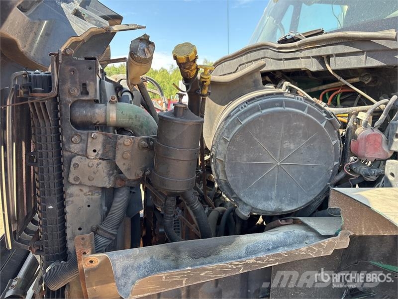 International on International 7600 SBA 8x4 Twin-Steer Concrete Автобетоновози