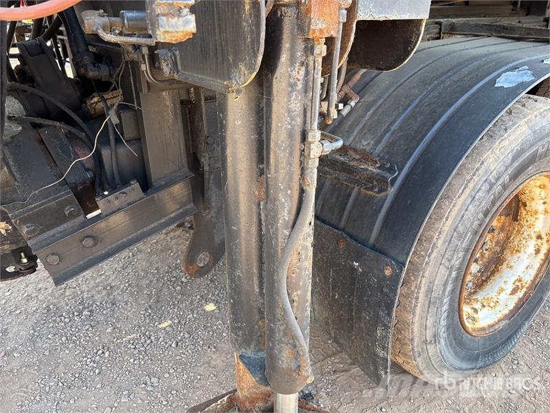 International on International 7600 SBA 8x4 Twin-Steer Concrete Автобетоновози