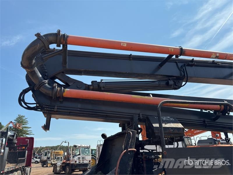 International on International 7600 SBA 8x4 Twin-Steer Concrete Автобетоновози
