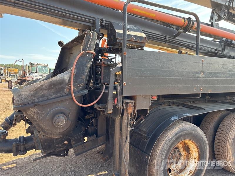 International on International 7600 SBA 8x4 Twin-Steer Concrete Автобетоновози