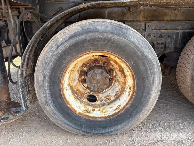 International on International 7600 SBA 8x4 Twin-Steer Concrete Автобетоновози
