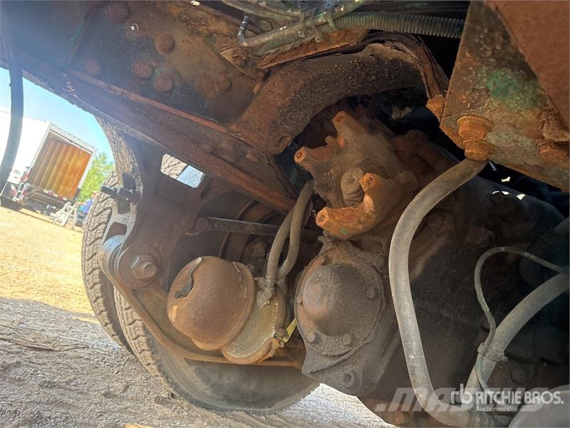 International on International 7600 SBA 8x4 Twin-Steer Concrete Автобетоновози