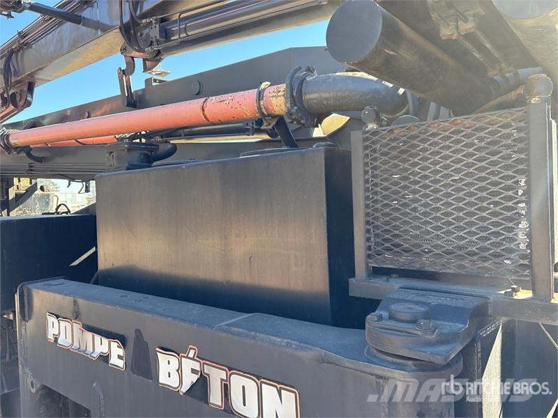 International on International 7600 SBA 8x4 Twin-Steer Concrete  Betonmixers en pompen