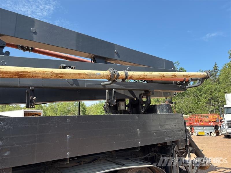 International on International 7600 SBA 8x4 Twin-Steer Concrete Автобетоновози